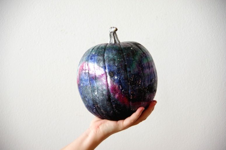 DIY galaxy art pumpkin (via www.42stripes.com)