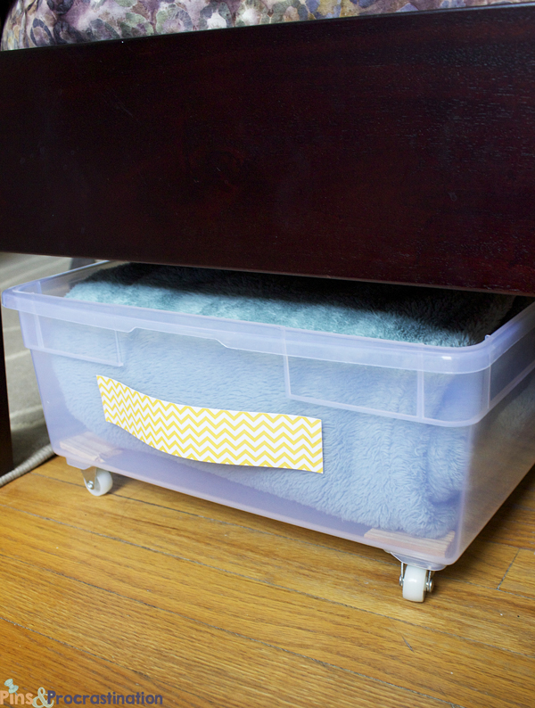 DIY rolling plastic drawers under the bed (via pinsandprocrastination.com)