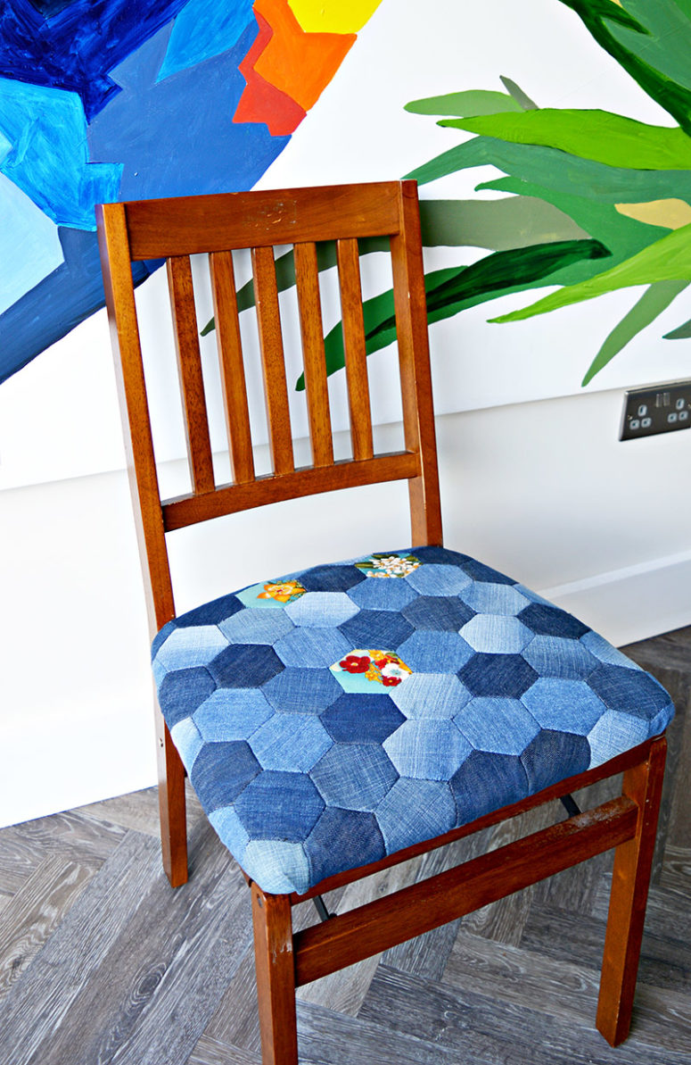 DIY denim patchwork chair (via www.pillarboxblue.com)