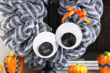 DIY giant googly eye Halloween wreath
