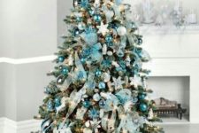 02 a Christmas tree with turquouise ornaments, garlands and silver balls