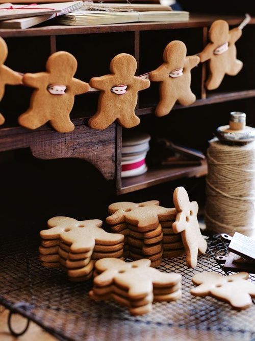 a Christmas garland made of man-shaped gingerbread cookings for a cute look