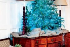 04 a mini tree decorated only with a turquoise light garland looks bold