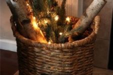 06 a basket with a chalkboard piece, evergreens, branches and LED lights for a Christmas feel