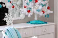 07 a white tree with red and turquoise ornaments – a very bold duo
