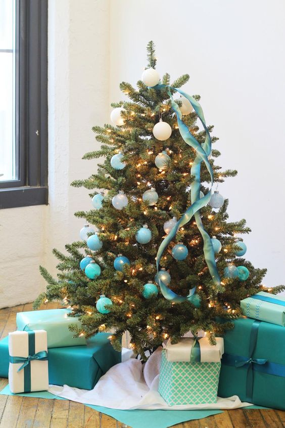 ombre Christmas ornament styling from white to bold turquoise
