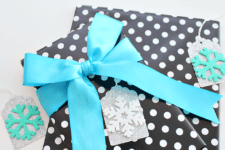 DIY glitter snowflake gift tag