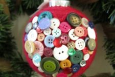 DIY yarn and button ornament
