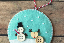 DIY felt round ornaments with buttons