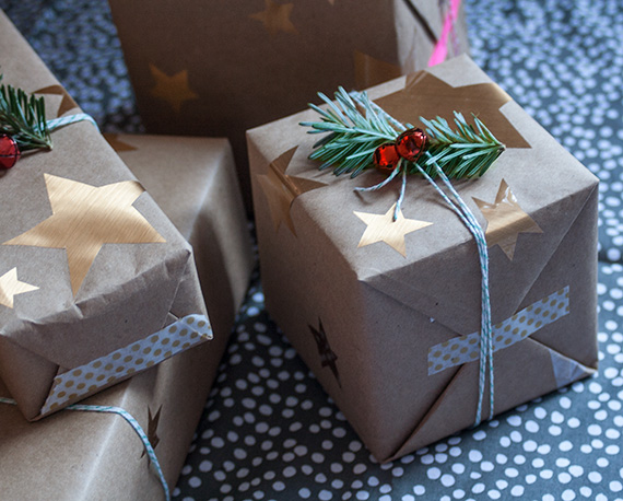 DIY kraft paper with gold stars wrapping paper (via little-white-whale.com)