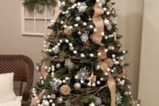02 a gorgeous Christmas tree with burlap, white pompom garlands, pinecones and pearly ornaments