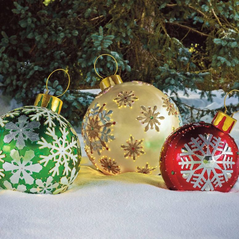 oversized shining ornaments to decorate your outdoor spaces look fantastic
