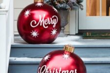 05 oversized Christmas ornaments for decorating outdoors will make a statement