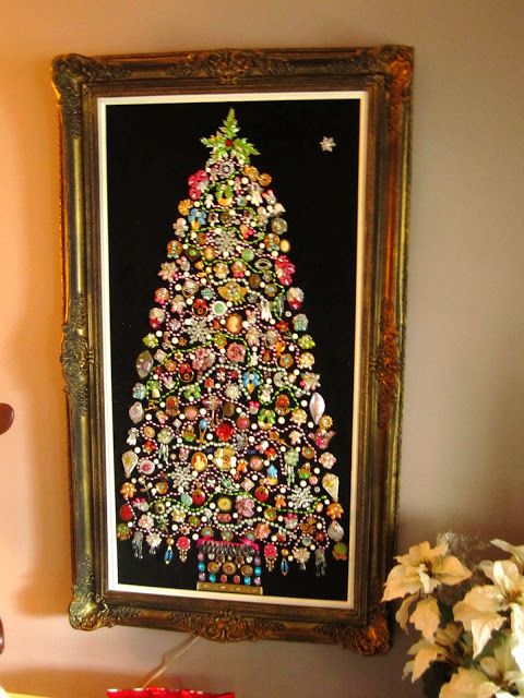 a large Christmas tree sign of jewelry and ornaments can be an alternative to a usual one