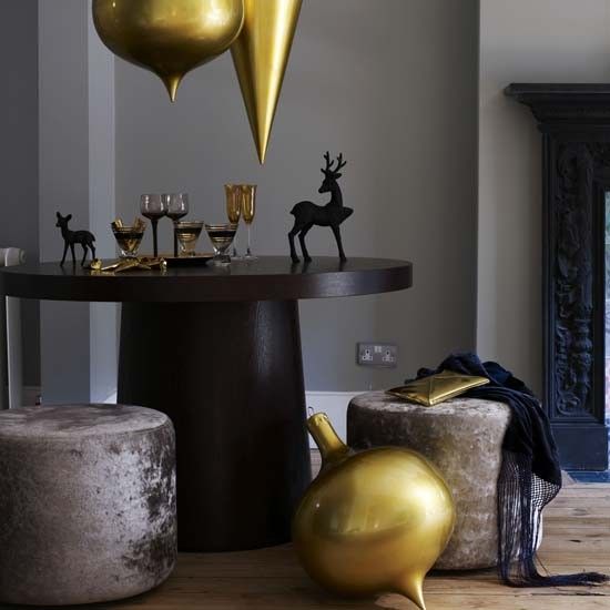 oversized gold ornament balloons over the table and around for a modern holiday feel