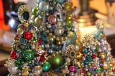 15 amazing jewelry trees of old jewelry, beads and Christmas ornaments