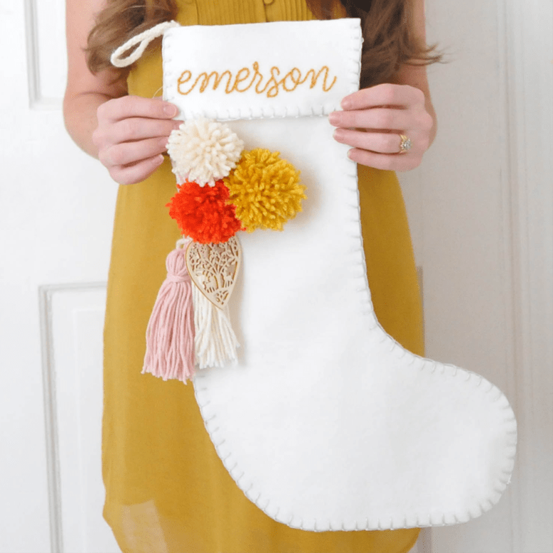 DIY felt stockings with colorful pompoms (via www.newblooming.com)