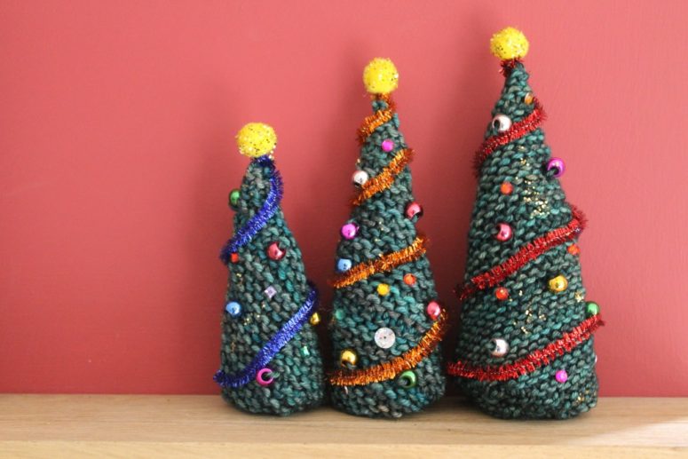 DIY knit Christmas trees decorated with beads and pompoms (via thetwistedyarn.com)
