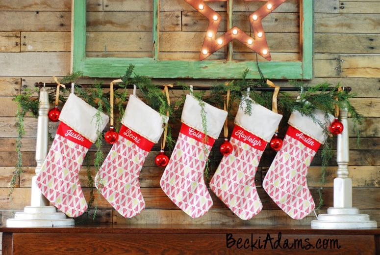 DIY stocking holder with evergreens and ornaments (via beckiadams.blogspot.ru)