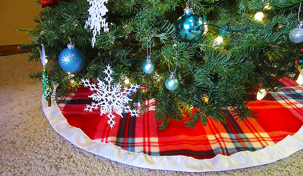 DIY plaid Christmas tree skirt with satin (via www.sewingmachinesplus.com)