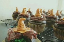 15 fun Harry Potter cupcakes with hats and M&Ms of the college colors