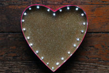 DIY heart-shaped gold glitter sign