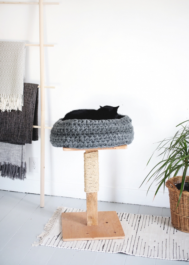 DIY crochet cat bed (via themerrythought.com)
