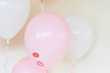 DIY Valentine balloons with kisses