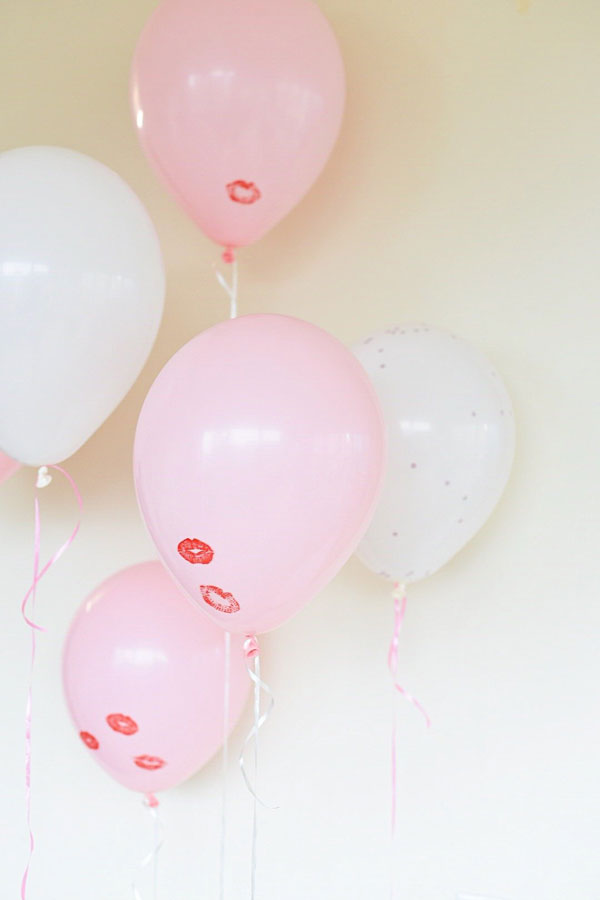 DIY Valentine balloons with kisses