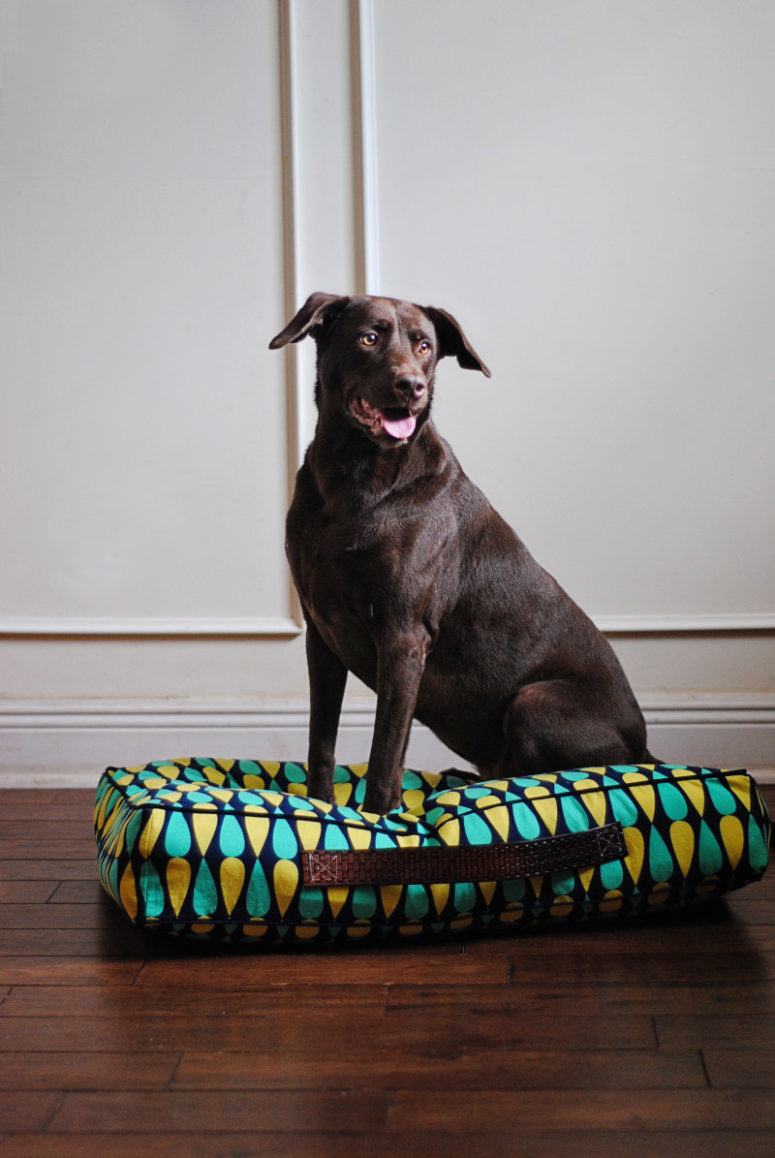 DIY oversized pillow dog bed (via www.dandeliondrift.com)
