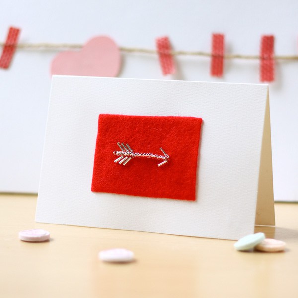 DIY bead arrow and red felt Valentine's Day card (via makeandfable.com)