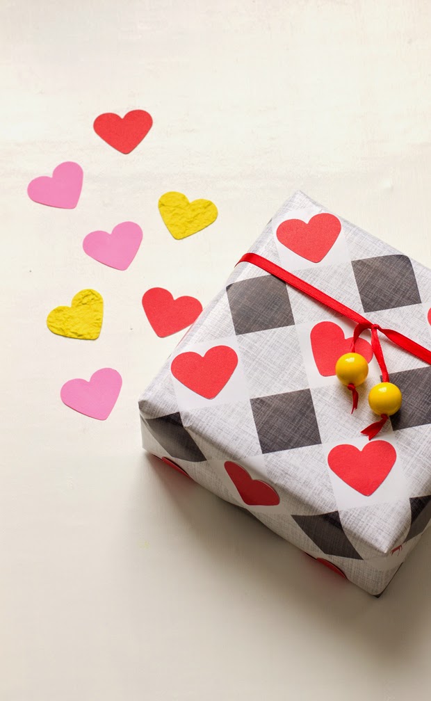 DIY Valentine's Day wrapping paper (via mollymell.blogspot.ru)