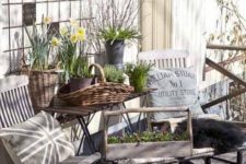 06 foldable chairs and a table look nice with baskets used as planters that bring a rustic feel