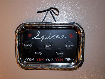 DIY magnetic chalkboard spice rack (via cooklovecraft.blogspot.ru)