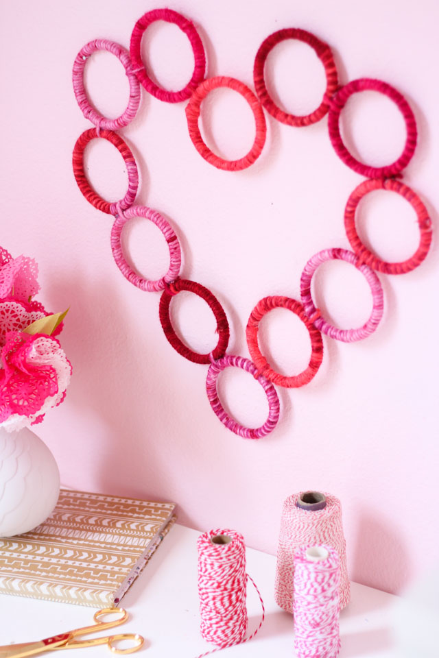 DIY Valentine yarn wrapped ring wreath (via www.designimprovised.com)
