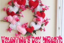 DIY red and pink felt heart Valentine wreath