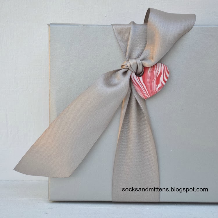 DIY polymer clay heart-shaped gift tag (via socksandmittens.blogspot.ru)