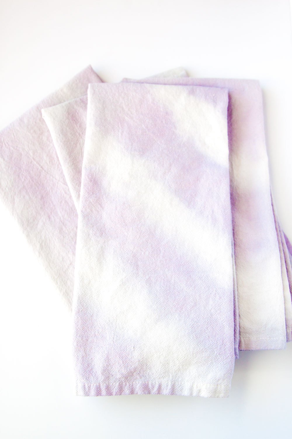 DIY natural dip dye spring napkins (via www.thesassylife.com)