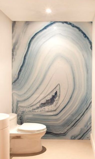 an eye-catchy agate wall in blue accent the whole bathroom and refreshes it