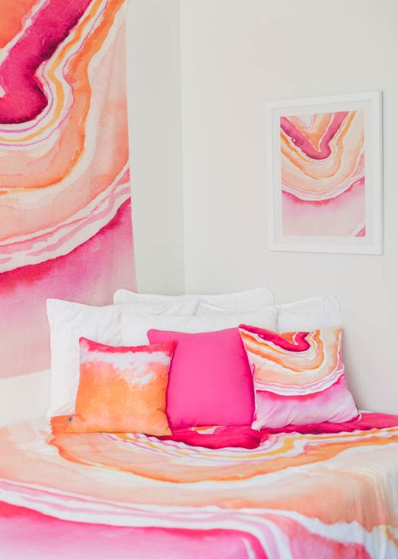 bold agate bedding and an artwork that matches will make your bedroom burst with color