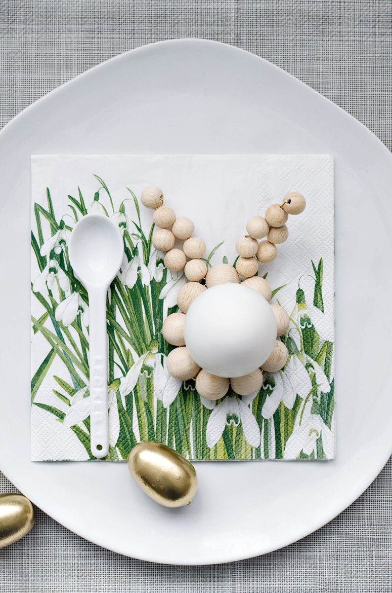 DIY wooden bead bunny-shaped egg holders (via sinnenrausch.blogspot.ru)