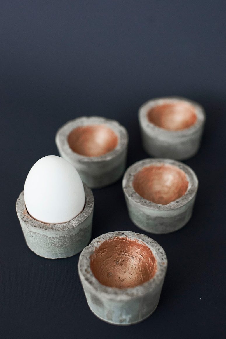 DIY concrete egg cups with copper bottoms (via fairytalechristmas.blogspot.ru)