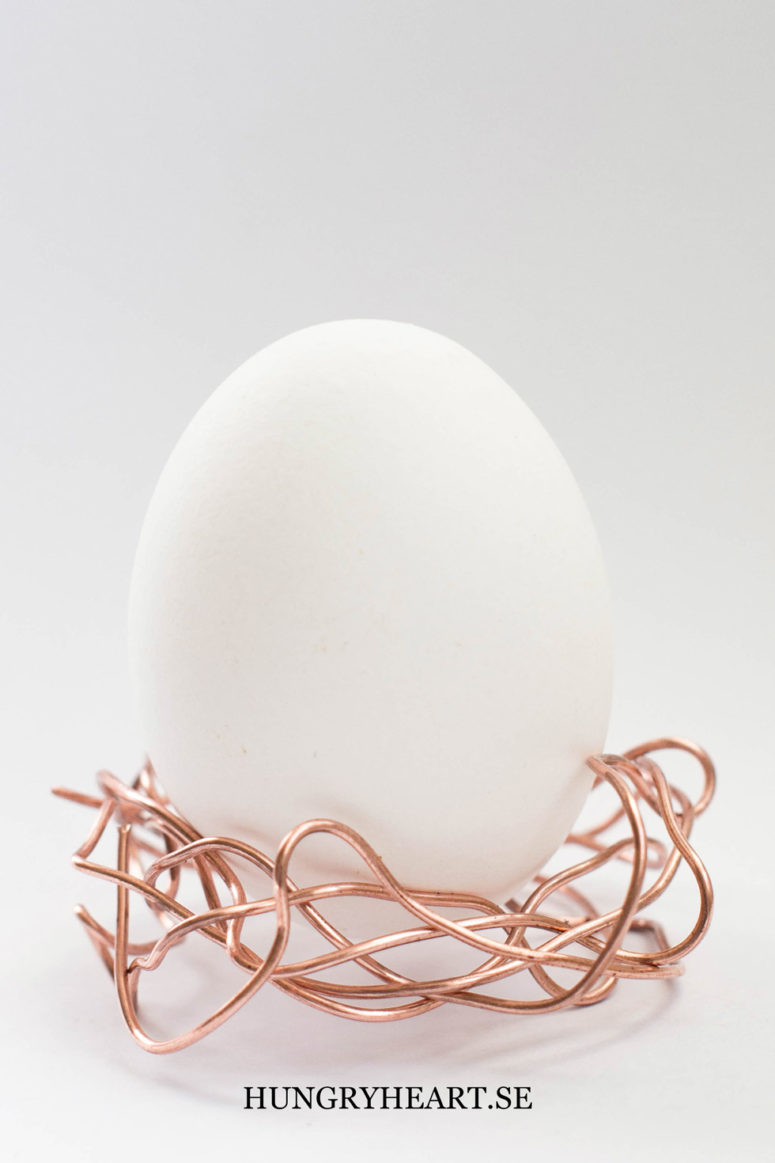 DIY thick copper wire nest egg holders (via www.hungryheart.se)