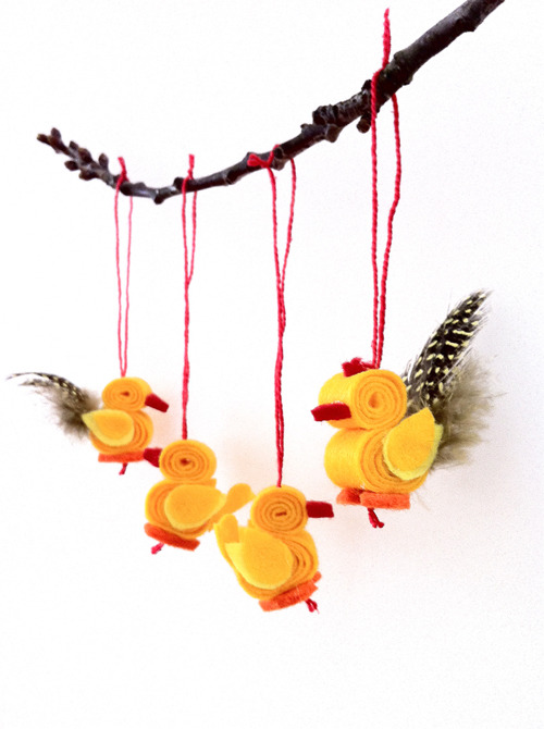 DIY colorful felt rooster ornaments (via lalylala.tumblr.com)