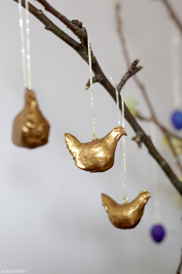 DIY gold chick ornaments of clay (via aliciasivert.blogspot.ru)