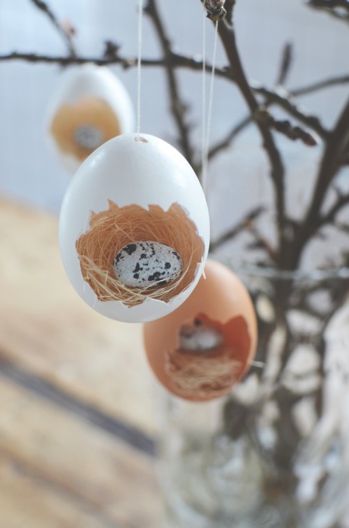 DIY Easter egg ornaments with nests inside (via www.shelterness.com)