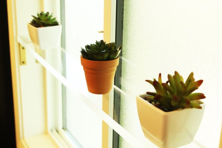 DIY minimalist window acrylic shelves (via www.homedit.com)
