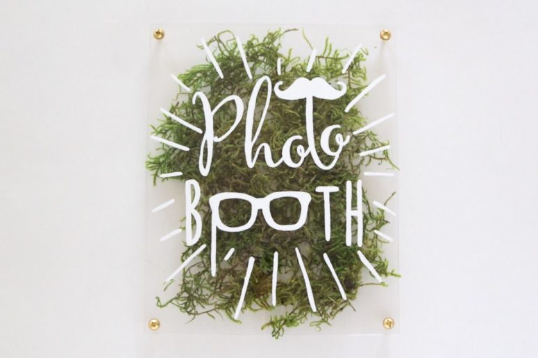 DIY moss acrylic signs for weddings (via www.clockingoutblog.com)