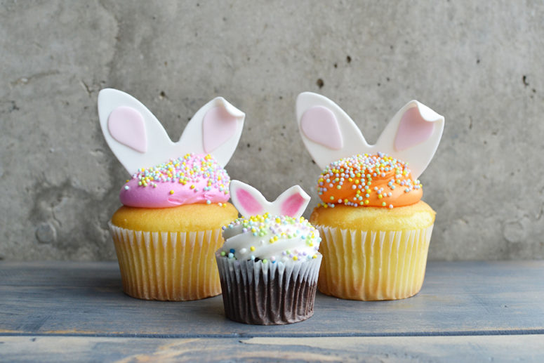 DIY fondant bunny ear Easter cake topper (via www.sweetsociety.com)