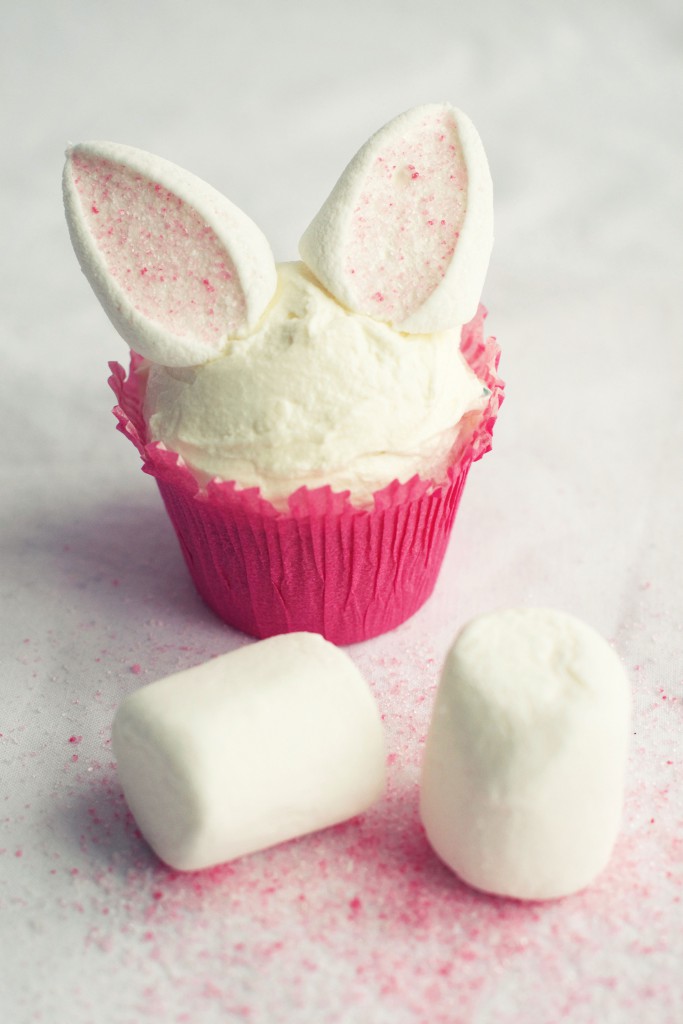 DIY marshmallow bunny ears Easter cupcake toppers (via www.hungryheart.se)